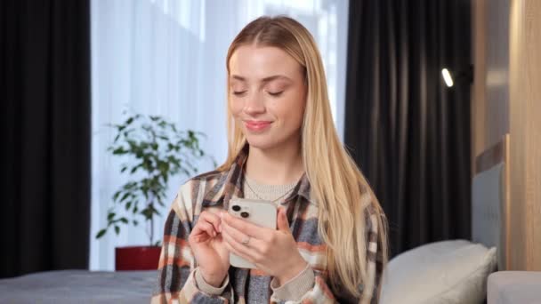 Portrait Beautiful Blonde Female Freelancer Sudent Wearing Smart Casual Clothes — Stockvideo