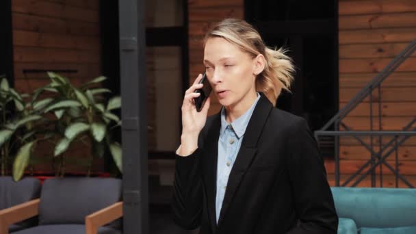 Attractive 30S Woman Holding Mobile Phone Making Call Arrangement Solve — Αρχείο Βίντεο