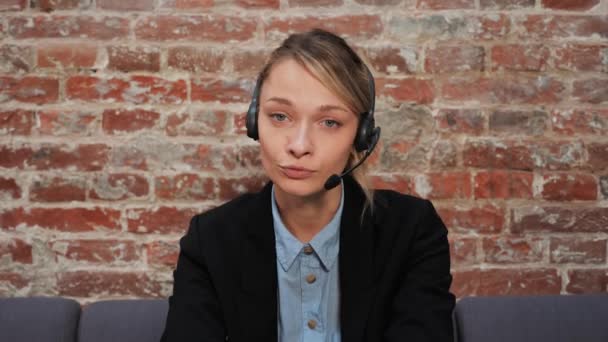 Beautiful Confident Businesswoman Wearing Formal Suit Headset Look Camera Talking — Stockvideo