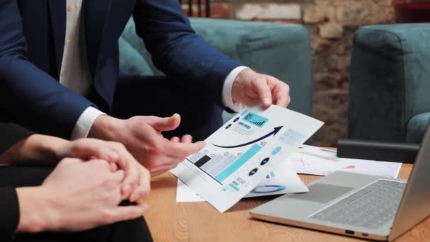 Close Businessmen Hands Business Man Holding Chart Graph Brainstorming Ideas — Vídeo de Stock