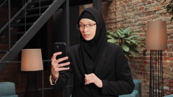 Closeup Beautiful Young Arabic Businesswoman Using Modern Smartphone Passing Online — Stockvideo