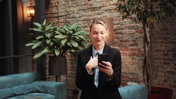 Ділова Жінка Має Відеодзвінок Смартфон Сучасному Коридорі Позитивний Жіночий Менеджер — стокове відео