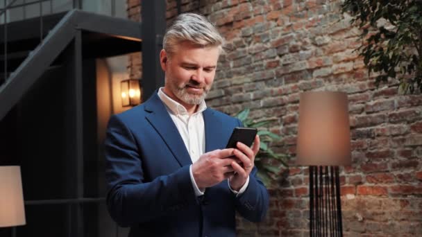 Portrait American Successful Businessman Wearing Stylish Suit Shirt Standing Modern — Stok video