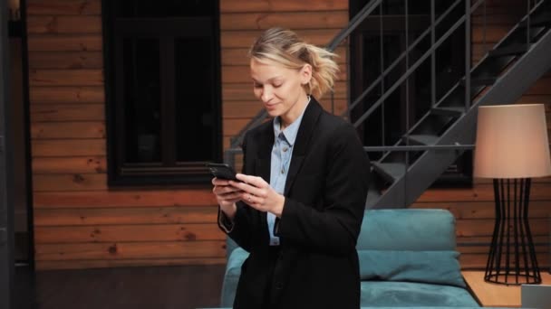 Happy Stylish Businesswoman Holding Smartphone Using Mobile Application Program Looking — Αρχείο Βίντεο