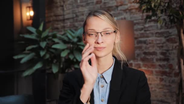 Bonita Sorridente Confiante Jovem Empresária Óculos Cara Bonita Olhando Para — Vídeo de Stock