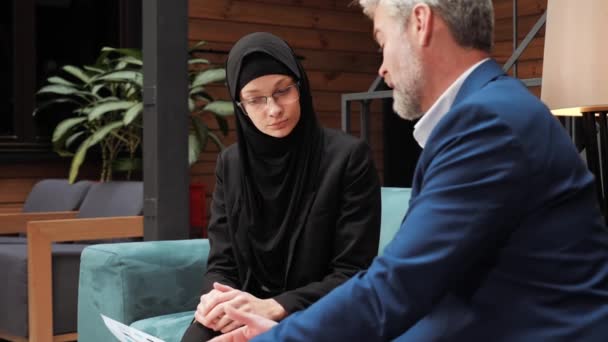 Serious Business Muslim Arabian Woman Talking Listening Her Business Partner — Videoclip de stoc