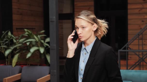 Angry Woman Having Mobile Call Phone Office Annoyed Person Talking — Video Stock