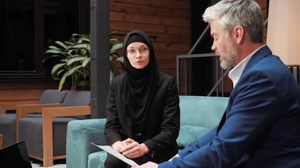 Vackra Rika Affärer Muslimska Arabiska Kvinna Talar Lyssnar Sin Affärspartner — Stockvideo