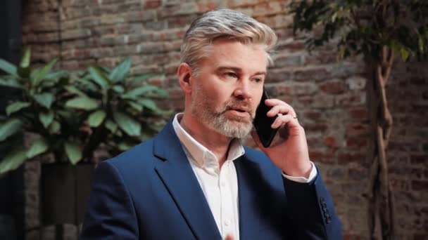 Portrait Focused Businessman Talking Smartphone Modern Office Happy Employee Calling — Vídeo de Stock