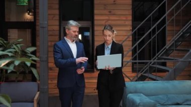 İki iş arkadaşı yürürken sohbet ediyorlar. İş kadını ve patron modern bir ofiste dizüstü bilgisayarla projeyi tartışıyor. İş adamları konferans salonunda iş yürüyüşünü tartışıyor