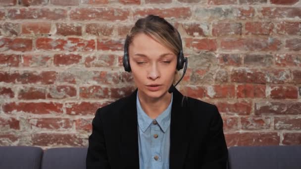 Resmi Takım Elbiseli Kulaklık Takan Odaklanmış Kadını Ortağıyla Online Bağlantı — Stok video