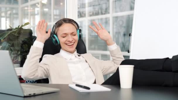 Funny Cheerful Company Representative Manager Sitting Workplace Listening Favorite Music — Stockvideo