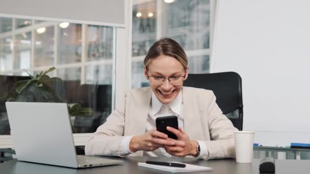 Good News Smartphone Moment Victory Great Sms Receive Office Worker — Stok video