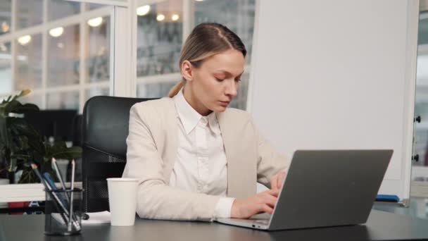 Termin Zestresowany Zmęczony Przepracowany Kobieta Biznesu Siedzi Przy Biurku Biurze — Wideo stockowe