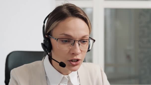 Business Woman Wearing Headset Eyeglasses Working Office Support Remote Customer — Stok video