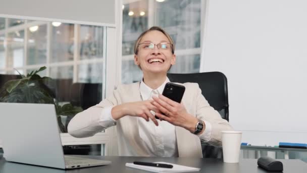Lucky Amazed Girl User Freelancer Player Woman Sitting Office Mobile — Stockvideo