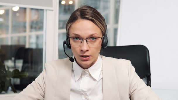 Magabiztos Fülhallgató Szemüveget Visel Aki Irodában Dolgozik Hogy Támogassa Távoli — Stock videók