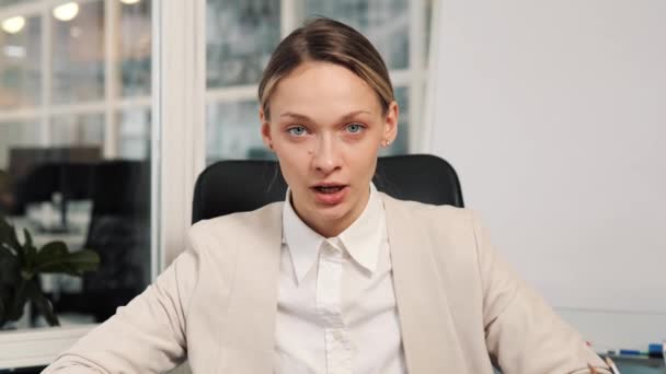 Vážná Soustředěná Hezká Žena Dívá Kamery Mluví Obchodním Partnerem Přikyvuje — Stock video