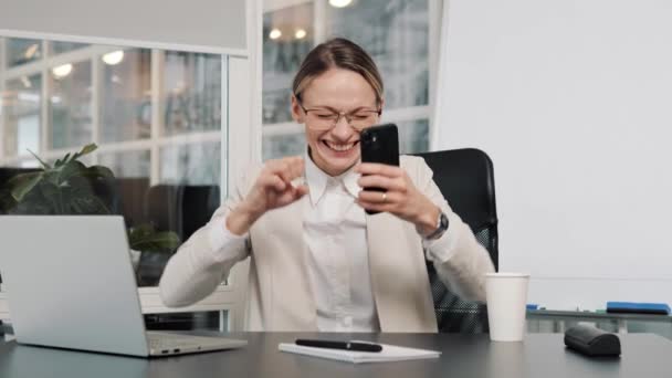 Surprised Amazed Girl User Freelancer Player Woman Sitting Office Mobile — Stockvideo