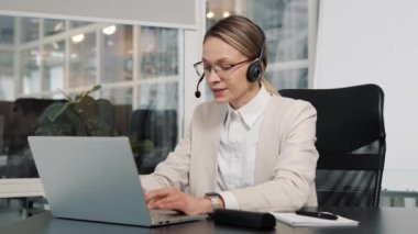 Üst düzey yönetici bilgisayarda kulaklık takıyor. İş kadını giysisi hoparlörü canlı internet eğitimi veriyor. Çağrı merkezi ajanı, servis destekçisi bayan web kamerasındaki müşteriyle konuşuyor.