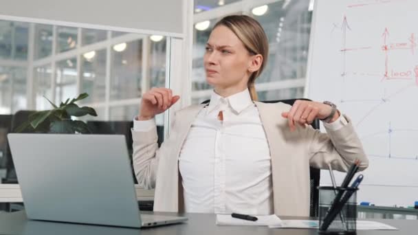 Koncepcja Zespołu Biurowego Zmęczona Bizneswoman Pracuje Komputerze Kobieta Menedżer Doświadcza — Wideo stockowe