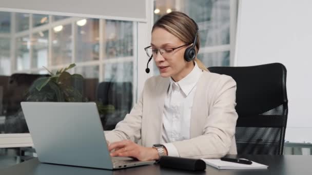 Top Managerexecutive Wears Headset Video Calling Laptop Businesswoman Webinar Speaker — Vídeo de Stock