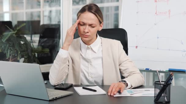 Ung Utmattad Överarbetad Kvinnlig Kontorsarbetare Sitter Arbetsplatsen Med Svår Huvudvärk — Stockvideo