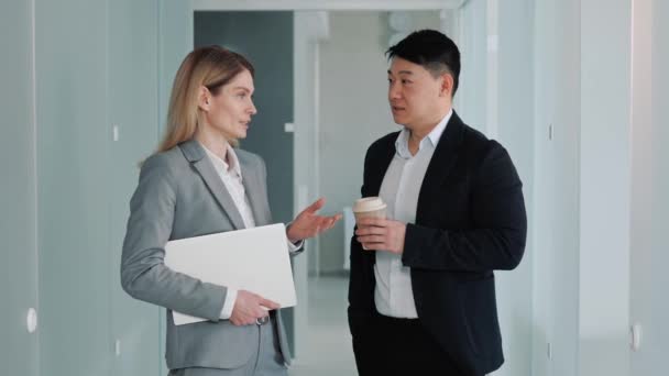 Business Woman Laptop Hands Asian Businessman Talking Hallway Office Talking — Vídeo de Stock