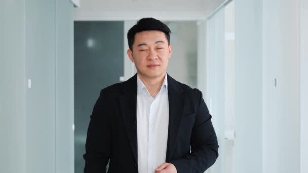 Przystojny Uśmiechnięty Azjatycki Biznesmen Formalnym Stroju Patrzy Kamerę Biurze Wschodnioazjatycki — Wideo stockowe