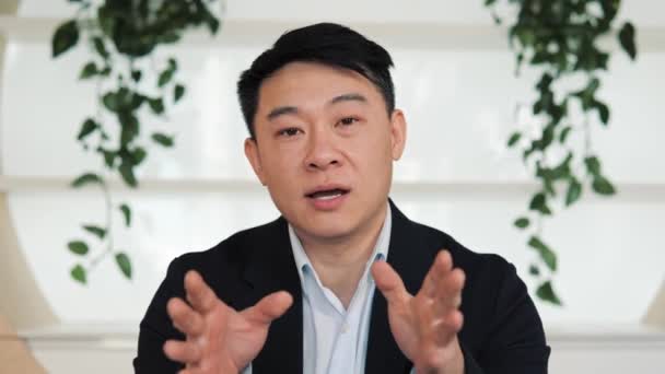 Chiński Pewny Siebie Biznesmen Rozmawiający Kamerą Internetową Wykonujący Rozmowy Biznesowe — Wideo stockowe