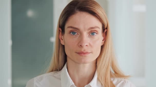Head Shot Close Portrait Serious Focused Millennial Dreamy Successful Business — Stok video