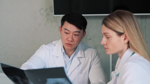 Dois Médicos Internacionais Falam Trabalhando Analisando Raio Paciente Falando Sobre — Vídeo de Stock
