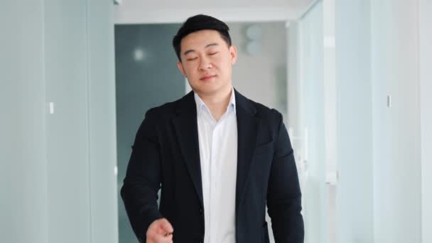 Usmívající Sebevědomý Mladý Profesionální Asijský Podnikatel Při Pohledu Fotoaparát Natahuje — Stock video