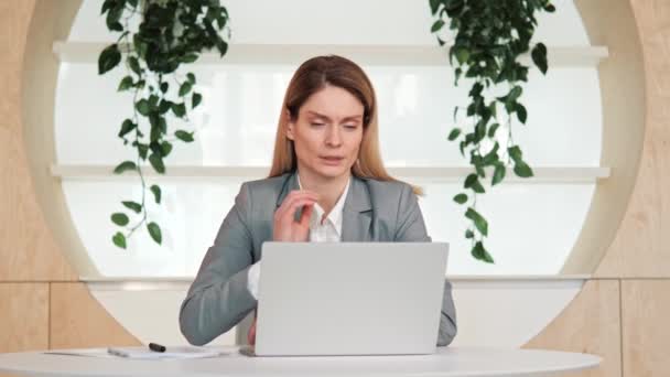 Втомлена Втома Молода Жінка Страждає Від Болю Шиї Сидячи Офісним — стокове відео