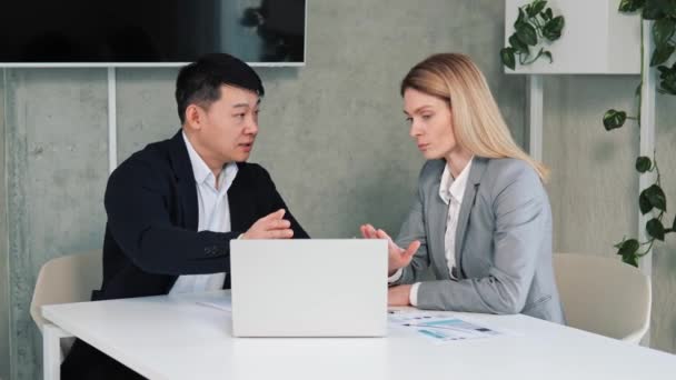 Yakışıklı Asyalı Yönetici Yatırımcı Ortağıyla Konuşuyor Yatırım Işbirliği Dizüstü Bilgisayar — Stok video