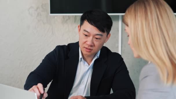 Guapo Ejecutivo Asiático Director Líder Inversor Hablar Con Socio Negocios — Vídeo de stock