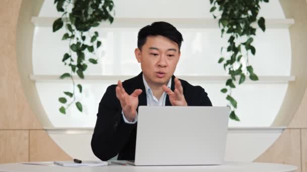 Koreli Ciddi Kendine Güvenen Adamı Web Kamerasıyla Konferans Görüşmesi Yapıyor — Stok video