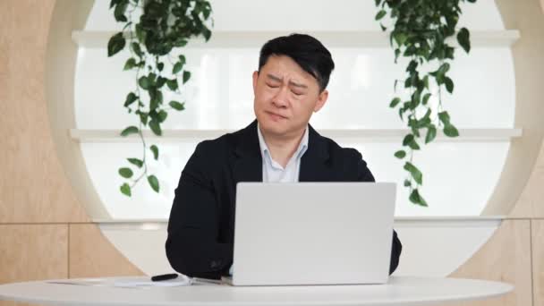 Porträtt Vuxen Koreansk Affärsman Frilansare Sitter Kontorsbord Coworking Center Känner — Stockvideo