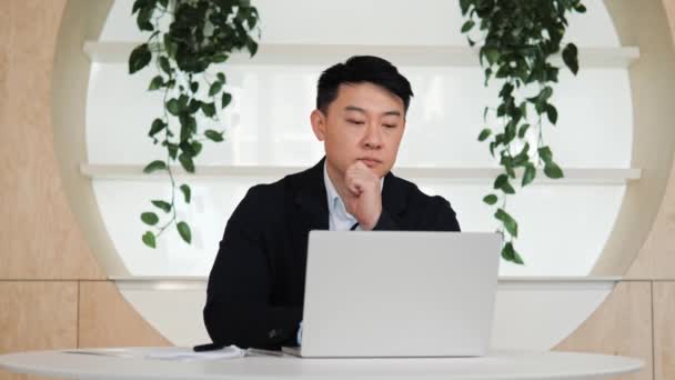 Asian Concentrated Business Man Trader Wearing Suit Working Looking Laptop — Video Stock
