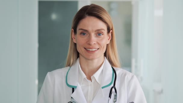 Primer Plano Retrato Alegre Adulto Joven Hermosa Caucásica Enfermera Profesional — Vídeo de stock