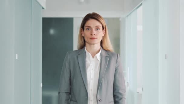 Concentrado Enfocado Joven Mujer Profesional Financiera Asesor Jefe Jefe Director — Vídeo de stock