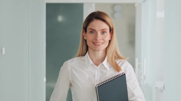 Blue Eyes Dreaming Adult Successful Business Woman Agent Office Worker — Video Stock
