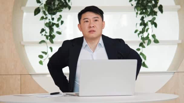 Genç Asyalı Adamı Ofis Masasında Oturuyor Omuz Kol Eklem Ağrısı — Stok video