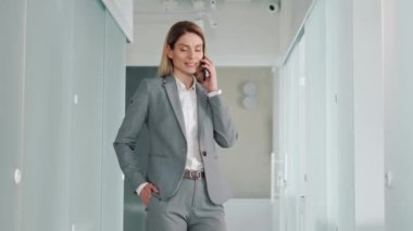 Ofis koridorunda kendine güvenen bir iş kadını cep telefonu görüşmesi yapıyor. Ofis müdürü, banka müşterisine uzaktan danışmanlık yapıyor. Başarılı danışman kadın iş ortağıyla projeyi tartışıyor