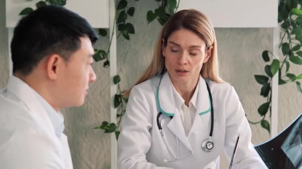 Médecins Internationaux Médecins Travaillant Analysant Radiographie Des Patients Parlant Analyse — Video
