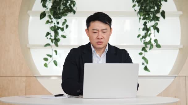 Első Nézet Ázsiai Férfi Alkalmazott Szenved Súlyos Hasi Fájdalom Munkahelyen — Stock videók