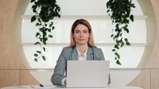 Attraktiva Vackra Blå Ögon Blond Affärskvinna Som Arbetar Laptop Höjer — Stockvideo