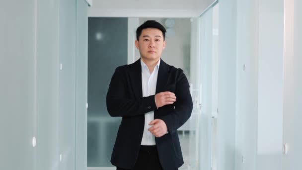 Sorrindo Confiante Jovem Profissional Asiático Homem Negócios Virando Cabeça Olhando — Vídeo de Stock