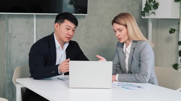 Professionele Chinese Zakenman Beleggingsadviseur Advocaat Financieel Expert Consulting Klant Uitleggen — Stockvideo