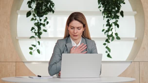 呼吸问题 胸部疼痛 在办公室恐慌发作 商业女性呼吸困难 女性的手触摸胸部 心脏病发 胸部骨质疏松症 疼痛妇女 — 图库视频影像